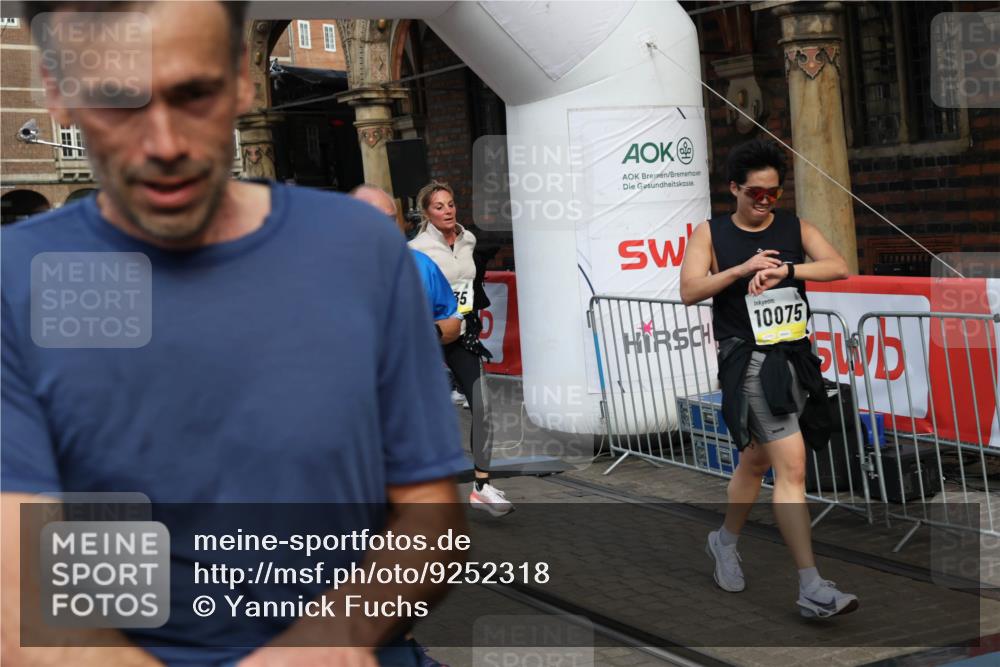 05.10.2025 - 20. swb-Marathon Bremen Yannick Fuchs http://msf.ph/oto/9252318 05.10.2025 10:54:09 Ziel 9313, 9456, 9520, 9548, 9807, 9835, 10019, 10075, 10163, 10484, 10631, 10662, 10785, 11152, 11303, 11339, 11432, 11593 meine-sportfotos.de