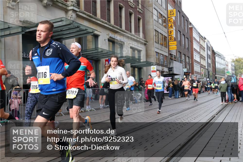 05.10.2025 - 20. swb-Marathon Bremen Strokosch-Dieckow http://msf.ph/oto/9252323 05.10.2025 10:55:04 Ziel 9176, 9201, 9318, 9350, 9492, 9514, 9654, 9720, 9722, 9856, 9881, 9902, 9933, 10003, 10107, 10111, 10116, 10195, 10256, 10260, 10262, 10326, 10745, 10757, 10970, 11025, 11042, 11115, 11140, 11197, 11380, 11431, 11702, 9176, 9201, 9318, 9350, 9492, 9514, 9654, 9720, 9722, 9856, 9881, 9902, 9933, 10003, 10107, 10111, 10116, 10195, 10256, 10260, 10262, 10326, 10745, 10757, 10970, 11025, 11042, 11115, 11140 meine-sportfotos.de