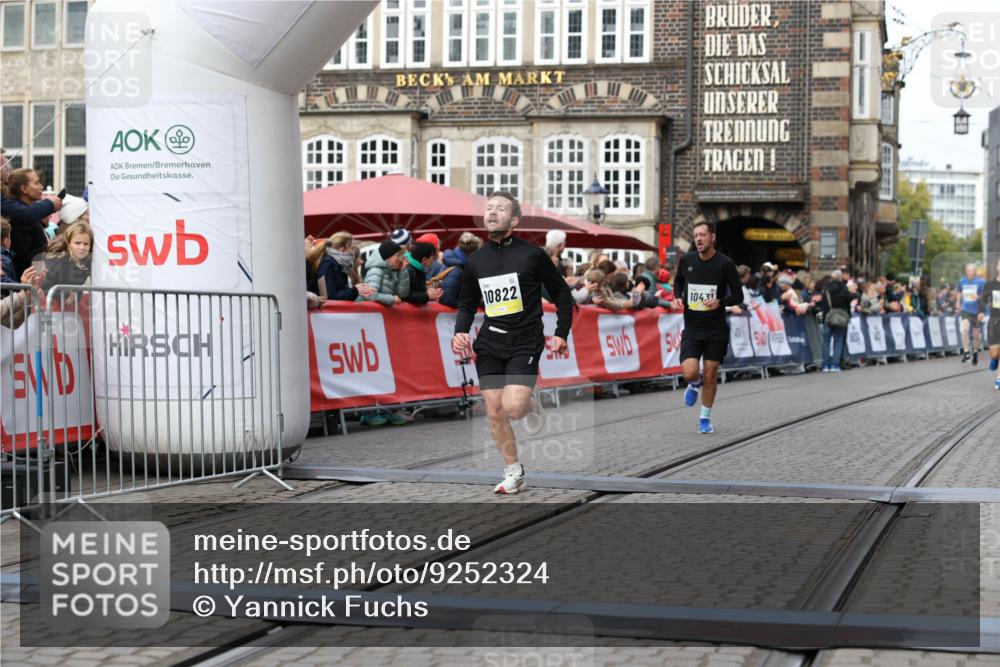 05.10.2025 - 20. swb-Marathon Bremen Yannick Fuchs http://msf.ph/oto/9252324 05.10.2025 10:45:19 Ziel 10091, 10431, 10822, 11488, 11715 meine-sportfotos.de