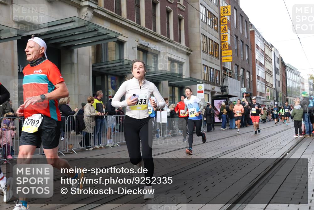05.10.2025 - 20. swb-Marathon Bremen Strokosch-Dieckow http://msf.ph/oto/9252335 05.10.2025 10:55:04 Ziel 9176, 9201, 9318, 9350, 9492, 9514, 9654, 9720, 9722, 9856, 9881, 9902, 9933, 10003, 10107, 10111, 10116, 10195, 10256, 10260, 10262, 10326, 10745, 10757, 10970, 11025, 11042, 11115, 11140, 11197, 11380, 11431, 11702, 9176, 9201, 9318, 9350, 9492, 9514, 9654, 9720, 9722, 9856, 9881, 9902, 9933, 10003, 10107, 10111, 10116, 10195, 10256, 10260, 10262, 10326, 10745, 10757, 10970, 11025, 11042, 11115, 11140 meine-sportfotos.de