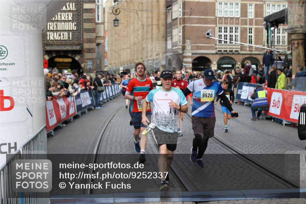 05.10.2025 - 20. swb-Marathon Bremen Yannick Fuchs http://msf.ph/oto/9252337 05.10.2025 10:54:10 Ziel 9313, 9520, 9548, 9807, 9835, 10019, 10075, 10163, 10484, 10631, 10662, 10785, 11152, 11303, 11339, 11432, 11593 meine-sportfotos.de