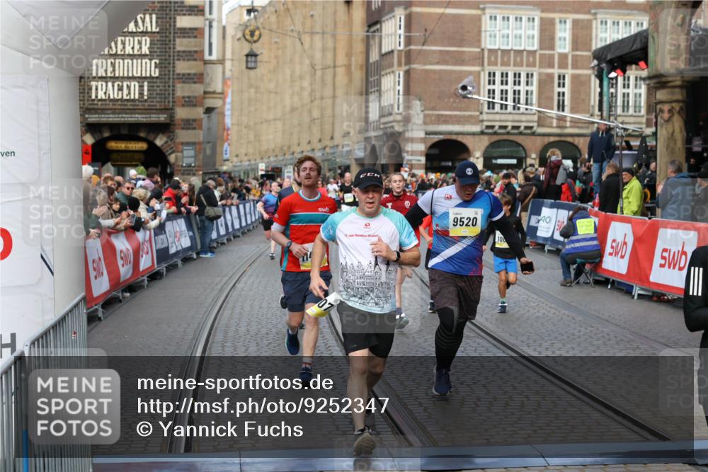 05.10.2025 - 20. swb-Marathon Bremen Yannick Fuchs http://msf.ph/oto/9252347 05.10.2025 10:54:10 Ziel 9313, 9520, 9548, 9807, 9835, 10019, 10075, 10163, 10484, 10631, 10662, 10785, 11152, 11303, 11339, 11432, 11593 meine-sportfotos.de
