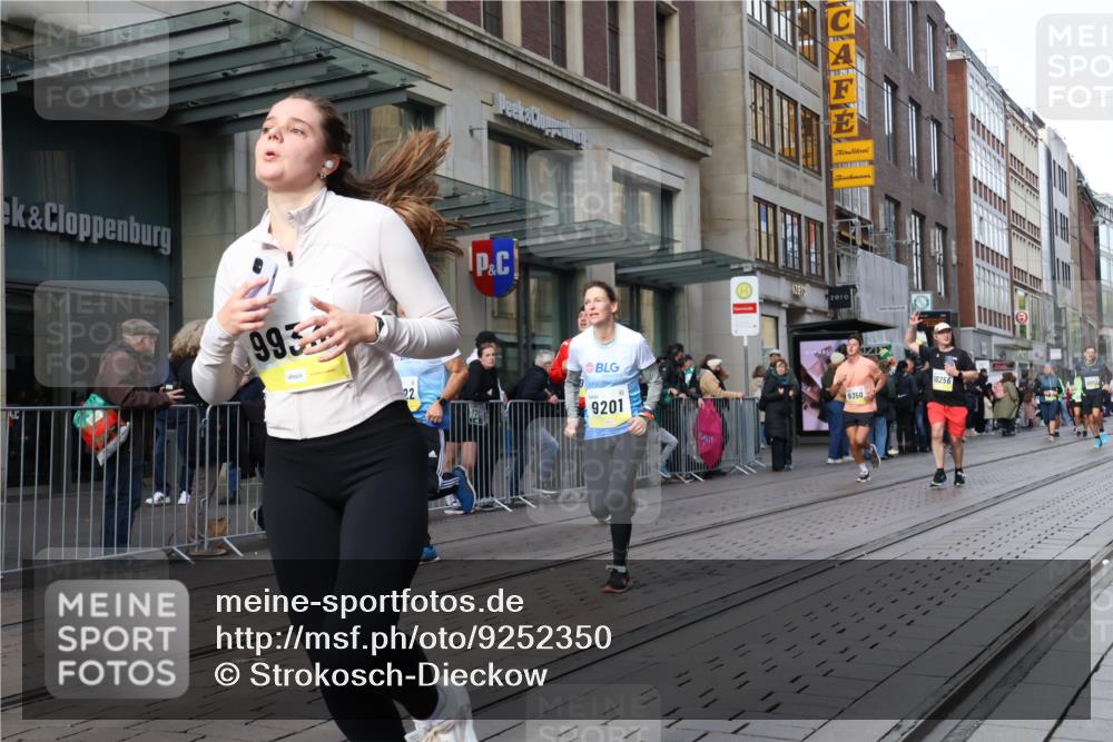 05.10.2025 - 20. swb-Marathon Bremen Strokosch-Dieckow http://msf.ph/oto/9252350 05.10.2025 10:55:04 Ziel 9176, 9201, 9318, 9350, 9492, 9514, 9654, 9720, 9722, 9856, 9881, 9902, 9933, 10003, 10107, 10111, 10116, 10195, 10256, 10260, 10262, 10326, 10745, 10757, 10970, 11025, 11042, 11115, 11140, 11197, 11380, 11431, 11702, 9176, 9201, 9318, 9350, 9492, 9514, 9654, 9720, 9722, 9856, 9881, 9902, 9933, 10003, 10107, 10111, 10116, 10195, 10256, 10260, 10262, 10326, 10745, 10757, 10970, 11025, 11042, 11115, 11140 meine-sportfotos.de
