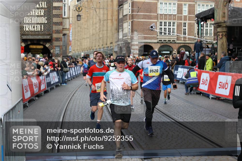 05.10.2025 - 20. swb-Marathon Bremen Yannick Fuchs http://msf.ph/oto/9252355 05.10.2025 10:54:10 Ziel 9313, 9520, 9548, 9807, 9835, 10019, 10075, 10163, 10484, 10631, 10662, 10785, 11152, 11303, 11339, 11432, 11593 meine-sportfotos.de