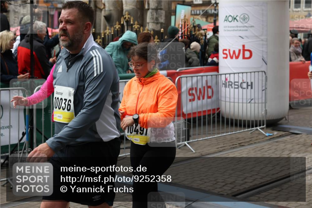 05.10.2025 - 20. swb-Marathon Bremen Yannick Fuchs http://msf.ph/oto/9252358 05.10.2025 11:14:17 Ziel 9380, 10491, 11036 meine-sportfotos.de