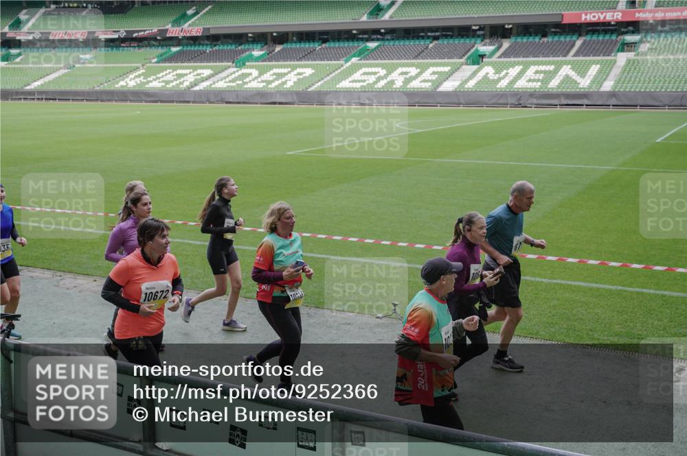 05.10.2025 - 20. swb-Marathon Bremen Michael Burmester http://msf.ph/oto/9252366 05.10.2025 10:41:29 Laufen im Stadion 7706, 8533, 9001, 9178, 9191, 9217, 9265, 9274, 9306, 9334, 9353, 9355, 9357, 9401, 9438, 9446, 9530, 9537, 9538, 9589, 9599, 9605, 9617, 9632, 9685, 9702, 9757, 9764, 9774, 9836, 9837, 9853, 9874, 9877, 9887, 9892, 9907, 9982, 10051, 10095, 10100, 10101, 10125, 10129, 10132, 10148, 10152, 10197, 10212, 10214, 10223, 10235, 10236, 10249, 10295, 10330, 10332, 10333, 10458, 10550, 10582, 10585, 10614, 10632, 10706, 10937, 10998, 11037, 11232, 11379, 11405, 11437 meine-sportfotos.de