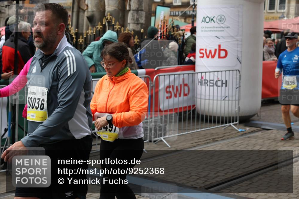 05.10.2025 - 20. swb-Marathon Bremen Yannick Fuchs http://msf.ph/oto/9252368 05.10.2025 11:14:17 Ziel 9380, 10491, 11036 meine-sportfotos.de