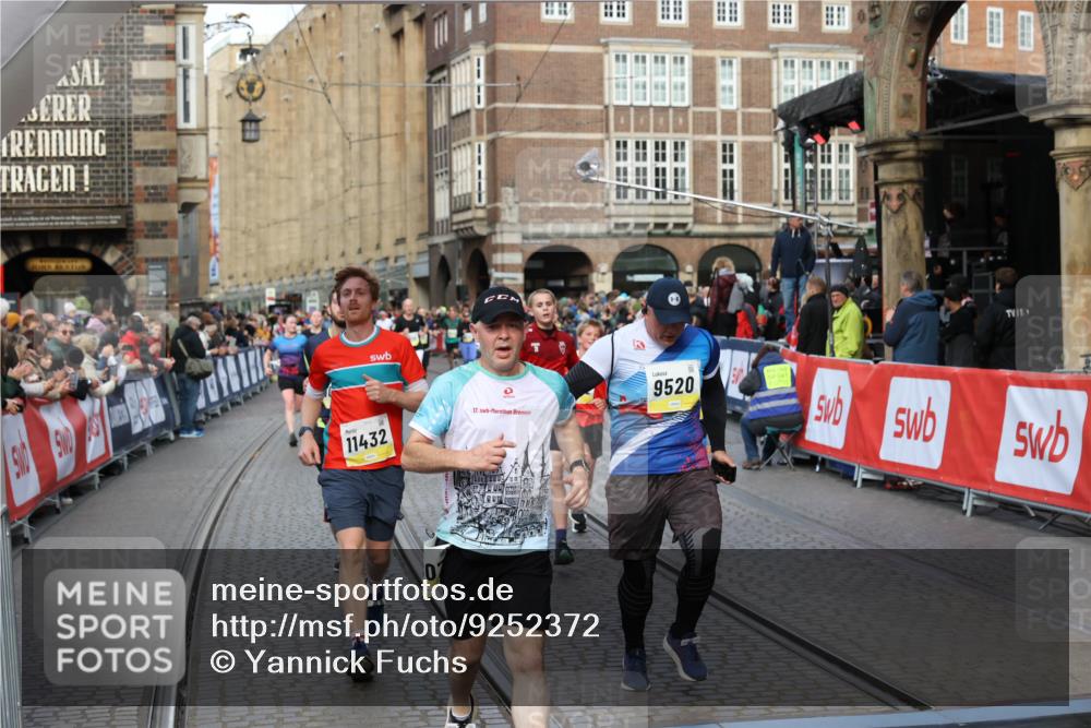 05.10.2025 - 20. swb-Marathon Bremen Yannick Fuchs http://msf.ph/oto/9252372 05.10.2025 10:54:10 Ziel 9313, 9520, 9548, 9807, 9835, 10019, 10075, 10163, 10484, 10631, 10662, 10785, 11152, 11303, 11339, 11432, 11593 meine-sportfotos.de