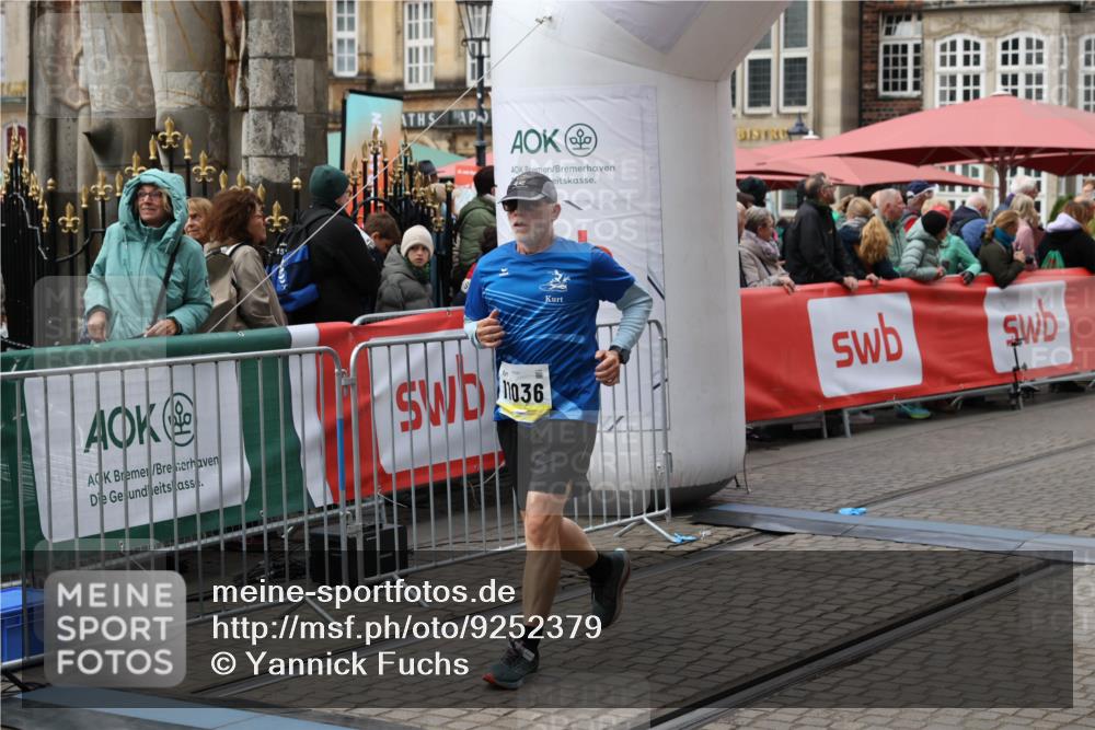 05.10.2025 - 20. swb-Marathon Bremen Yannick Fuchs http://msf.ph/oto/9252379 05.10.2025 11:14:18 Ziel 9380, 10491, 11036 meine-sportfotos.de
