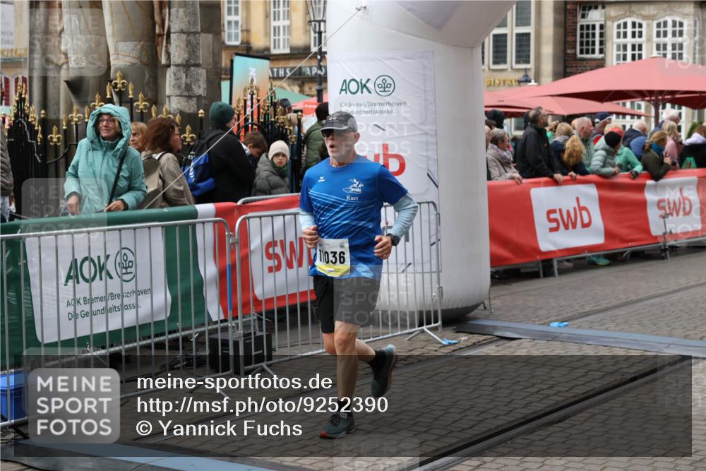 05.10.2025 - 20. swb-Marathon Bremen Yannick Fuchs http://msf.ph/oto/9252390 05.10.2025 11:14:18 Ziel 9380, 10491, 11036 meine-sportfotos.de