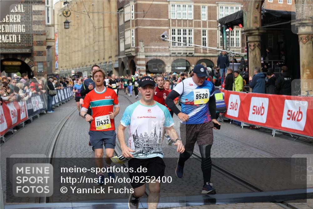 05.10.2025 - 20. swb-Marathon Bremen Yannick Fuchs http://msf.ph/oto/9252400 05.10.2025 10:54:11 Ziel 9313, 9520, 9548, 9807, 9835, 10019, 10075, 10163, 10631, 10662, 10785, 11151, 11152, 11303, 11339, 11432, 11593 meine-sportfotos.de