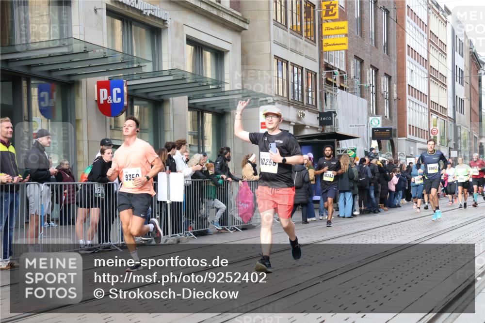 05.10.2025 - 20. swb-Marathon Bremen Strokosch-Dieckow http://msf.ph/oto/9252402 05.10.2025 10:55:07 Ziel 7165, 9195, 9201, 9350, 9492, 9514, 9654, 9720, 9722, 9856, 9881, 9902, 9933, 10107, 10111, 10116, 10195, 10256, 10260, 10262, 10475, 10745, 10755, 10757, 10970, 11025, 11042, 11115, 11140, 11197, 11380, 11431, 11588, 11702, 7165, 9195, 9201, 9350, 9492, 9514, 9654, 9720, 9722, 9856, 9881, 9902, 9933, 10107, 10111, 10116, 10195, 10256, 10260, 10262, 10475, 10745, 10755, 10757, 10970, 11025, 11042, 11115, 11140 meine-sportfotos.de