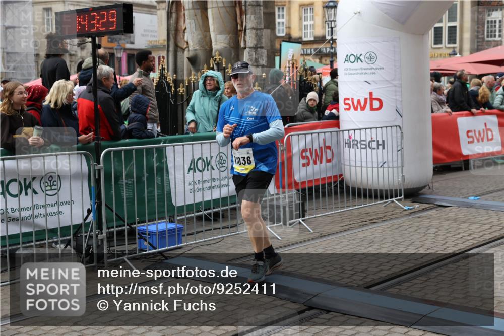 05.10.2025 - 20. swb-Marathon Bremen Yannick Fuchs http://msf.ph/oto/9252411 05.10.2025 11:14:19 Ziel 9380, 10491, 11036 meine-sportfotos.de