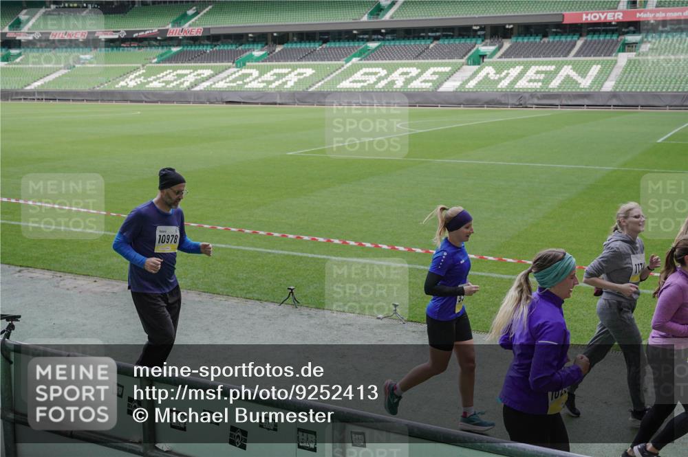 05.10.2025 - 20. swb-Marathon Bremen Michael Burmester http://msf.ph/oto/9252413 05.10.2025 10:41:31 Laufen im Stadion 7706, 8533, 9001, 9178, 9191, 9217, 9265, 9274, 9306, 9334, 9353, 9355, 9357, 9401, 9438, 9446, 9530, 9537, 9538, 9589, 9599, 9605, 9617, 9632, 9685, 9702, 9757, 9764, 9774, 9836, 9837, 9874, 9877, 9887, 9907, 9982, 10051, 10095, 10100, 10101, 10125, 10129, 10132, 10134, 10148, 10152, 10197, 10212, 10214, 10223, 10235, 10236, 10249, 10295, 10330, 10332, 10333, 10458, 10522, 10550, 10582, 10585, 10614, 10632, 10706, 10937, 10998, 11037, 11232, 11379, 11405, 11437 meine-sportfotos.de
