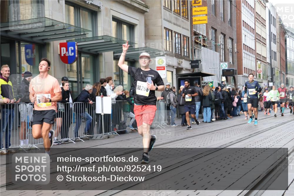 05.10.2025 - 20. swb-Marathon Bremen Strokosch-Dieckow http://msf.ph/oto/9252419 05.10.2025 10:55:07 Ziel 7165, 9195, 9201, 9350, 9492, 9514, 9654, 9720, 9722, 9856, 9881, 9902, 9933, 10107, 10111, 10116, 10195, 10256, 10260, 10262, 10475, 10745, 10755, 10757, 10970, 11025, 11042, 11115, 11140, 11197, 11380, 11431, 11588, 11702, 7165, 9195, 9201, 9350, 9492, 9514, 9654, 9720, 9722, 9856, 9881, 9902, 9933, 10107, 10111, 10116, 10195, 10256, 10260, 10262, 10475, 10745, 10755, 10757, 10970, 11025, 11042, 11115, 11140 meine-sportfotos.de