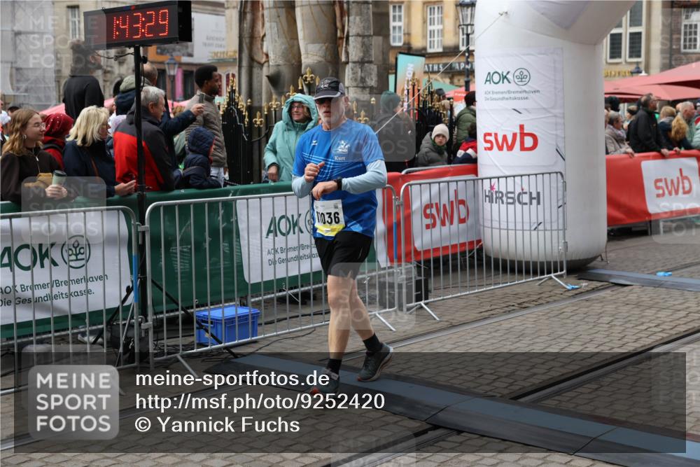 05.10.2025 - 20. swb-Marathon Bremen Yannick Fuchs http://msf.ph/oto/9252420 05.10.2025 11:14:19 Ziel 9380, 10491, 11036 meine-sportfotos.de