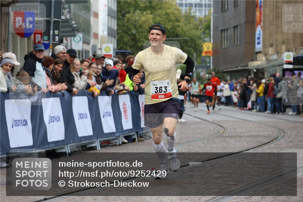 05.10.2025 - 20. swb-Marathon Bremen Strokosch-Dieckow http://msf.ph/oto/9252429 05.10.2025 12:50:36 Ziel 363, 664 meine-sportfotos.de