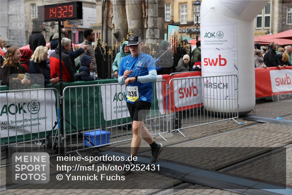05.10.2025 - 20. swb-Marathon Bremen Yannick Fuchs http://msf.ph/oto/9252431 05.10.2025 11:14:19 Ziel 9380, 10491, 11036 meine-sportfotos.de