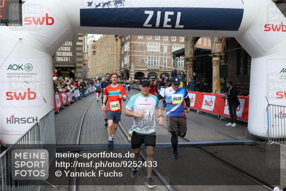 05.10.2025 - 20. swb-Marathon Bremen Yannick Fuchs http://msf.ph/oto/9252433 05.10.2025 10:54:11 Ziel 9313, 9520, 9548, 9807, 9835, 10019, 10075, 10163, 10631, 10662, 10785, 11151, 11152, 11303, 11339, 11432, 11593 meine-sportfotos.de