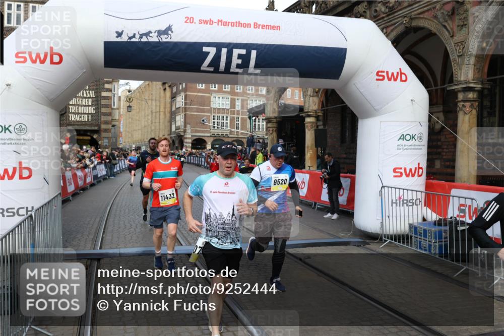 05.10.2025 - 20. swb-Marathon Bremen Yannick Fuchs http://msf.ph/oto/9252444 05.10.2025 10:54:11 Ziel 9313, 9520, 9548, 9807, 9835, 10019, 10075, 10163, 10631, 10662, 10785, 11151, 11152, 11303, 11339, 11432, 11593 meine-sportfotos.de