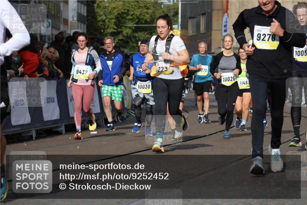 05.10.2025 - 20. swb-Marathon Bremen Strokosch-Dieckow http://msf.ph/oto/9252452 05.10.2025 11:01:33 Ziel 7908, 9278, 9286, 9322, 9371, 9432, 10026, 10030, 10056, 10157, 10324, 10336, 10562, 11223, 11463, 11493, 11732, 11733 meine-sportfotos.de