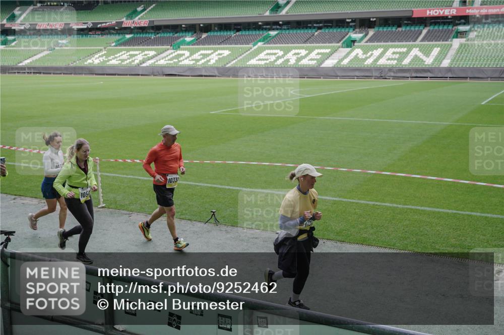 05.10.2025 - 20. swb-Marathon Bremen Michael Burmester http://msf.ph/oto/9252462 05.10.2025 10:41:33 Laufen im Stadion 7706, 8533, 9001, 9178, 9191, 9217, 9265, 9274, 9306, 9334, 9355, 9357, 9401, 9446, 9530, 9537, 9538, 9589, 9599, 9605, 9617, 9632, 9685, 9757, 9764, 9774, 9836, 9837, 9874, 9887, 9907, 9982, 10051, 10095, 10100, 10101, 10125, 10129, 10132, 10134, 10148, 10152, 10197, 10212, 10214, 10223, 10235, 10236, 10249, 10295, 10330, 10332, 10333, 10458, 10522, 10550, 10582, 10585, 10614, 10632, 10706, 10815, 10937, 10998, 11037, 11232, 11379, 11405, 11437 meine-sportfotos.de