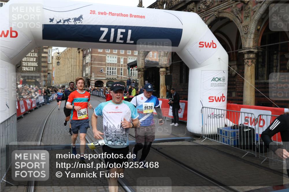 05.10.2025 - 20. swb-Marathon Bremen Yannick Fuchs http://msf.ph/oto/9252468 05.10.2025 10:54:12 Ziel 9313, 9520, 9807, 9835, 10019, 10075, 10163, 10631, 10662, 11151, 11152, 11303, 11339, 11347, 11432, 11593 meine-sportfotos.de