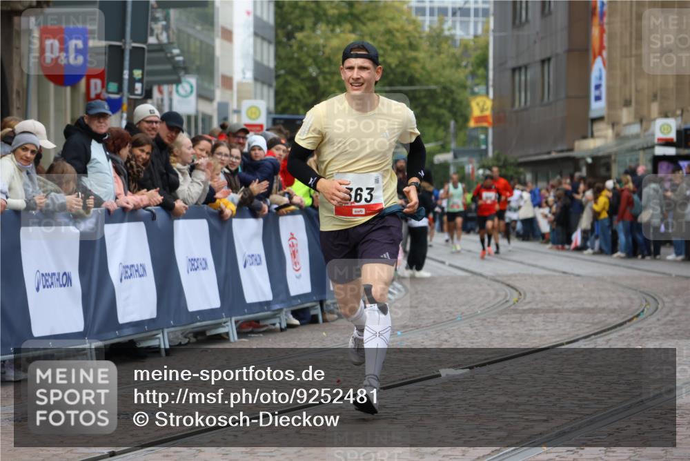 05.10.2025 - 20. swb-Marathon Bremen Strokosch-Dieckow http://msf.ph/oto/9252481 05.10.2025 12:50:36 Ziel 363, 664 meine-sportfotos.de