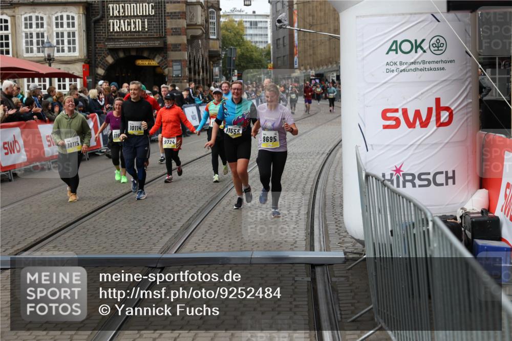 05.10.2025 - 20. swb-Marathon Bremen Yannick Fuchs http://msf.ph/oto/9252484 05.10.2025 11:14:22 Ziel 9695, 9724, 10114, 10115, 11036, 11135, 11539, 11555 meine-sportfotos.de