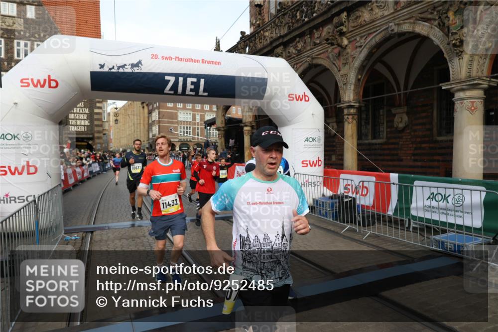 05.10.2025 - 20. swb-Marathon Bremen Yannick Fuchs http://msf.ph/oto/9252485 05.10.2025 10:54:12 Ziel 9313, 9520, 9807, 9835, 10019, 10075, 10163, 10631, 10662, 11151, 11152, 11303, 11339, 11347, 11432, 11593 meine-sportfotos.de