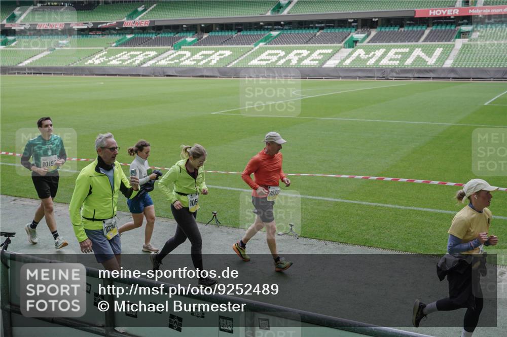 05.10.2025 - 20. swb-Marathon Bremen Michael Burmester http://msf.ph/oto/9252489 05.10.2025 10:41:34 Laufen im Stadion 7706, 8533, 9001, 9178, 9191, 9217, 9265, 9274, 9306, 9334, 9355, 9357, 9401, 9446, 9530, 9537, 9538, 9589, 9599, 9605, 9617, 9632, 9685, 9757, 9764, 9774, 9836, 9837, 9874, 9887, 9907, 9982, 10051, 10095, 10125, 10129, 10132, 10134, 10148, 10152, 10197, 10212, 10214, 10223, 10235, 10236, 10249, 10295, 10330, 10332, 10333, 10458, 10522, 10550, 10582, 10585, 10614, 10632, 10706, 10815, 10937, 10998, 11037, 11232, 11379, 11405, 11437 meine-sportfotos.de
