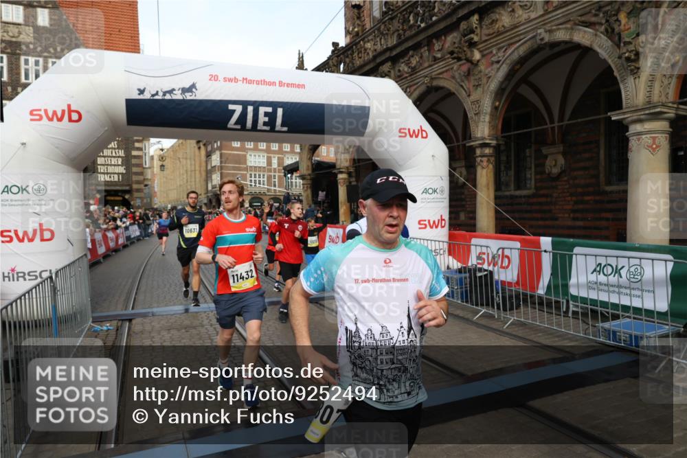 05.10.2025 - 20. swb-Marathon Bremen Yannick Fuchs http://msf.ph/oto/9252494 05.10.2025 10:54:12 Ziel 9313, 9520, 9807, 9835, 10019, 10075, 10163, 10631, 10662, 11151, 11152, 11303, 11339, 11347, 11432, 11593 meine-sportfotos.de