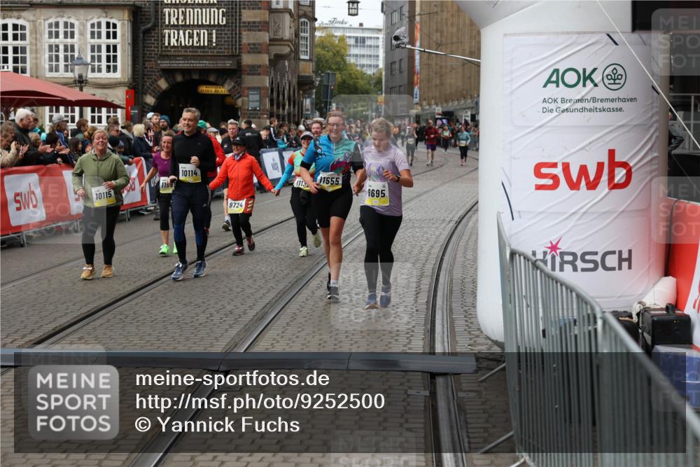 05.10.2025 - 20. swb-Marathon Bremen Yannick Fuchs http://msf.ph/oto/9252500 05.10.2025 11:14:22 Ziel 9695, 9724, 10114, 10115, 11036, 11135, 11539, 11555 meine-sportfotos.de
