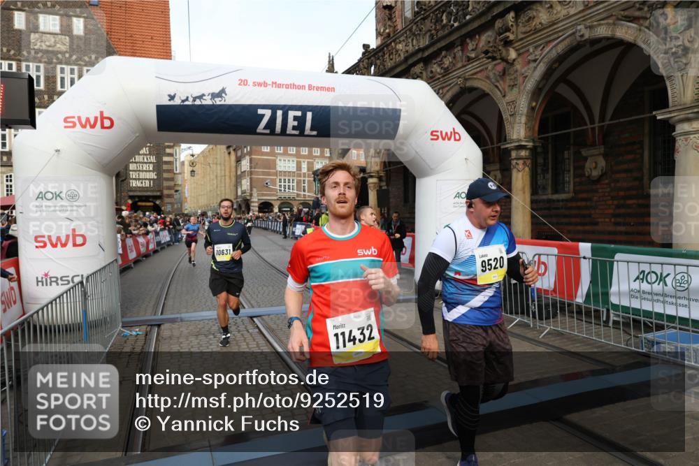 05.10.2025 - 20. swb-Marathon Bremen Yannick Fuchs http://msf.ph/oto/9252519 05.10.2025 10:54:13 Ziel 9313, 9520, 9807, 9835, 10019, 10075, 10631, 10662, 11151, 11303, 11339, 11347, 11432, 11593 meine-sportfotos.de