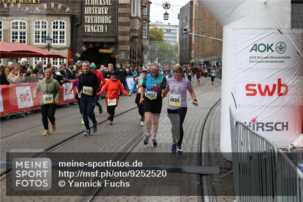 05.10.2025 - 20. swb-Marathon Bremen Yannick Fuchs http://msf.ph/oto/9252520 05.10.2025 11:14:23 Ziel 9695, 9724, 10114, 10115, 10201, 10832, 11036, 11135, 11539, 11555 meine-sportfotos.de
