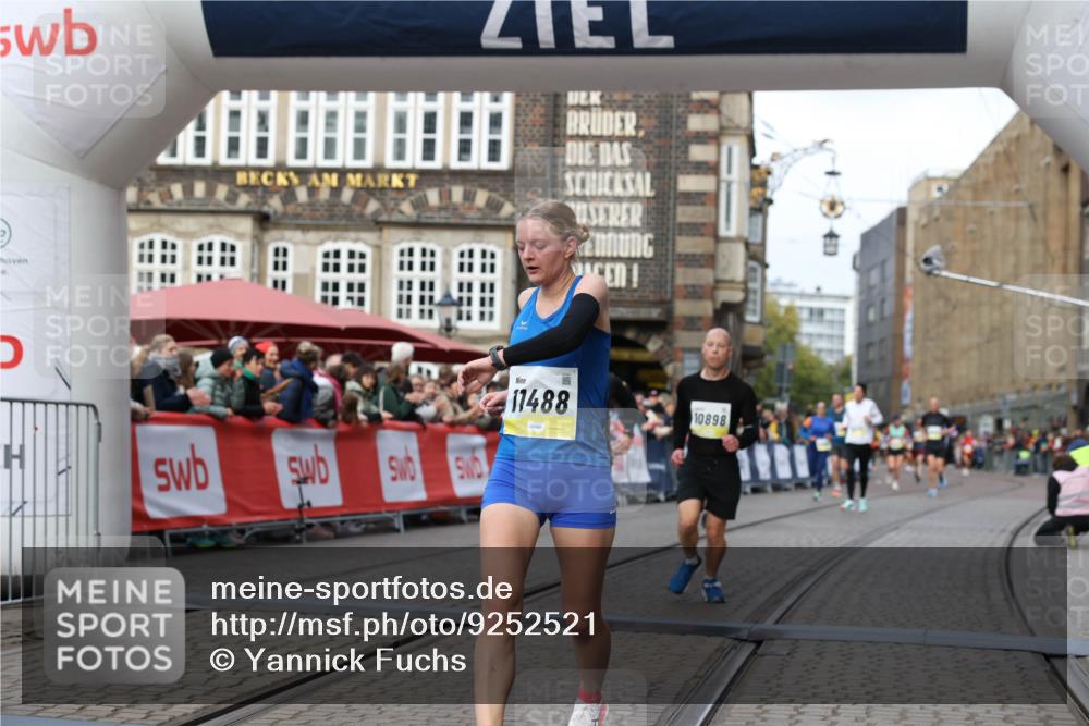 05.10.2025 - 20. swb-Marathon Bremen Yannick Fuchs http://msf.ph/oto/9252521 05.10.2025 10:45:23 Ziel 9290, 9963, 10431, 10822, 10898, 11488 meine-sportfotos.de