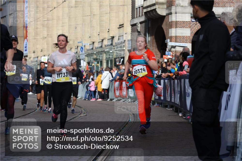05.10.2025 - 20. swb-Marathon Bremen Strokosch-Dieckow http://msf.ph/oto/9252534 05.10.2025 11:01:36 Ziel 9269, 9278, 9294, 9322, 9432, 9782, 10026, 10030, 10056, 10324, 10370, 10562, 11223, 11463, 11493, 11732, 11733 meine-sportfotos.de