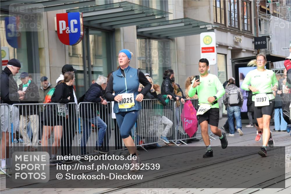 05.10.2025 - 20. swb-Marathon Bremen Strokosch-Dieckow http://msf.ph/oto/9252539 05.10.2025 10:55:13 Ziel 7165, 9195, 9197, 9350, 9492, 9514, 9621, 9654, 9720, 9722, 9856, 9882, 9902, 10088, 10107, 10111, 10195, 10256, 10260, 10262, 10287, 10323, 10475, 10745, 10755, 10757, 10800, 10909, 10970, 11025, 11081, 11115, 11197, 11380, 11431, 11586, 11588, 11624, 11702, 7165, 9195, 9197, 9350, 9492, 9514, 9621, 9654, 9720, 9722, 9856, 9882, 9902, 10088, 10107, 10111, 10195, 10256, 10260, 10262, 10287, 10323, 10475, 10745, 10755, 10757, 10800, 10909, 10970, 11025, 11081, 11115 meine-sportfotos.de