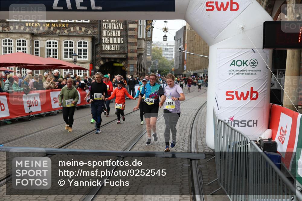 05.10.2025 - 20. swb-Marathon Bremen Yannick Fuchs http://msf.ph/oto/9252545 05.10.2025 11:14:23 Ziel 9695, 9724, 10114, 10115, 10201, 10832, 11036, 11135, 11539, 11555 meine-sportfotos.de