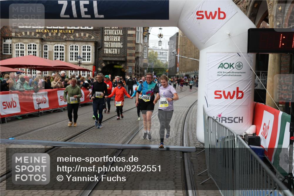 05.10.2025 - 20. swb-Marathon Bremen Yannick Fuchs http://msf.ph/oto/9252551 05.10.2025 11:14:23 Ziel 9695, 9724, 10114, 10115, 10201, 10832, 11036, 11135, 11539, 11555 meine-sportfotos.de