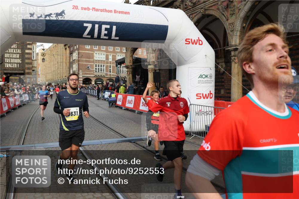 05.10.2025 - 20. swb-Marathon Bremen Yannick Fuchs http://msf.ph/oto/9252553 05.10.2025 10:54:13 Ziel 9313, 9520, 9807, 9835, 10019, 10075, 10631, 10662, 11151, 11303, 11339, 11347, 11432, 11593 meine-sportfotos.de