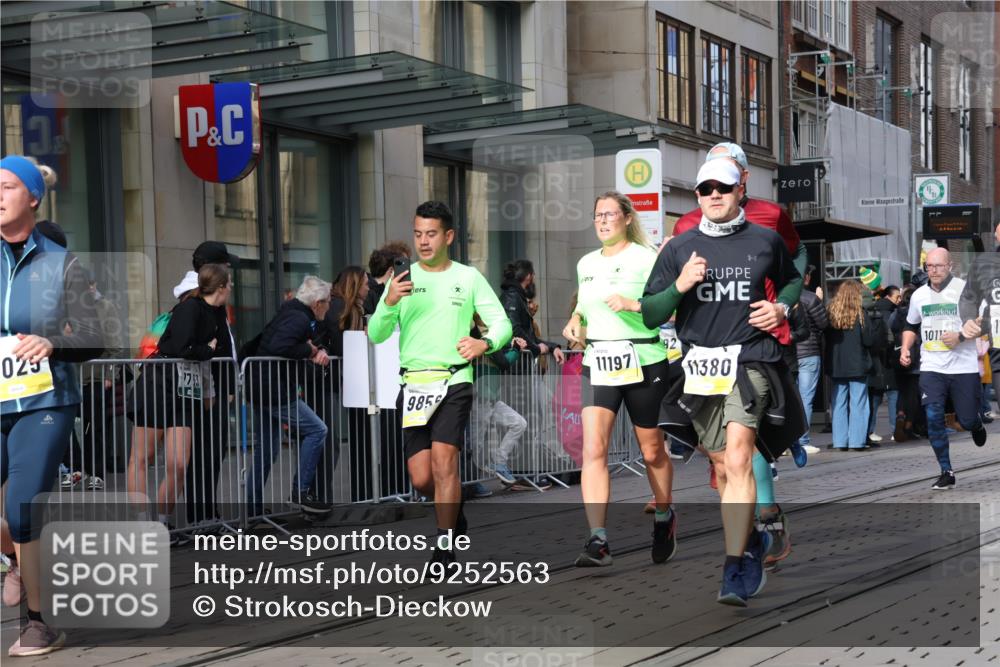 05.10.2025 - 20. swb-Marathon Bremen Strokosch-Dieckow http://msf.ph/oto/9252563 05.10.2025 10:55:14 Ziel 7165, 9195, 9197, 9350, 9492, 9514, 9621, 9720, 9722, 9856, 9882, 9902, 10088, 10107, 10111, 10195, 10256, 10260, 10262, 10287, 10323, 10475, 10745, 10755, 10757, 10800, 10909, 10970, 11025, 11081, 11115, 11197, 11380, 11431, 11586, 11588, 11624, 11702, 7165, 9195, 9197, 9350, 9492, 9514, 9621, 9720, 9722, 9856, 9882, 9902, 10088, 10107, 10111, 10195, 10256, 10260, 10262, 10287, 10323, 10475, 10745, 10755, 10757, 10800, 10909, 10970, 11025, 11081, 11115 meine-sportfotos.de
