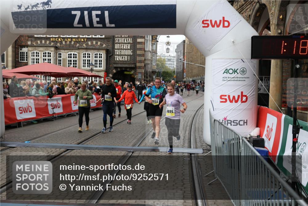 05.10.2025 - 20. swb-Marathon Bremen Yannick Fuchs http://msf.ph/oto/9252571 05.10.2025 11:14:23 Ziel 9695, 9724, 10114, 10115, 10201, 10832, 11036, 11135, 11539, 11555 meine-sportfotos.de