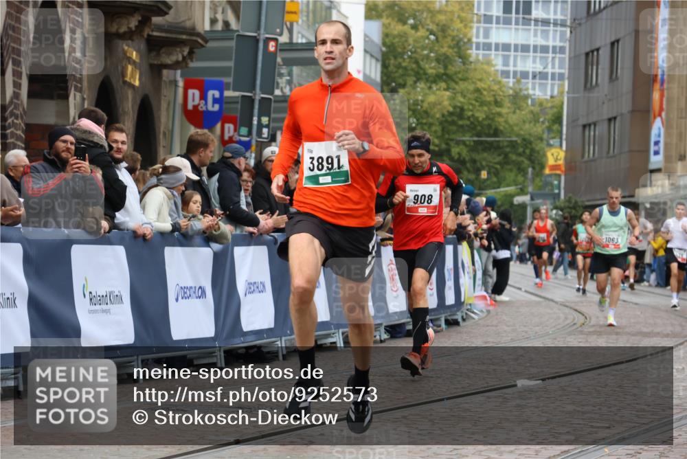 05.10.2025 - 20. swb-Marathon Bremen Strokosch-Dieckow http://msf.ph/oto/9252573 05.10.2025 12:50:51 Ziel 569, 908, 3891 meine-sportfotos.de