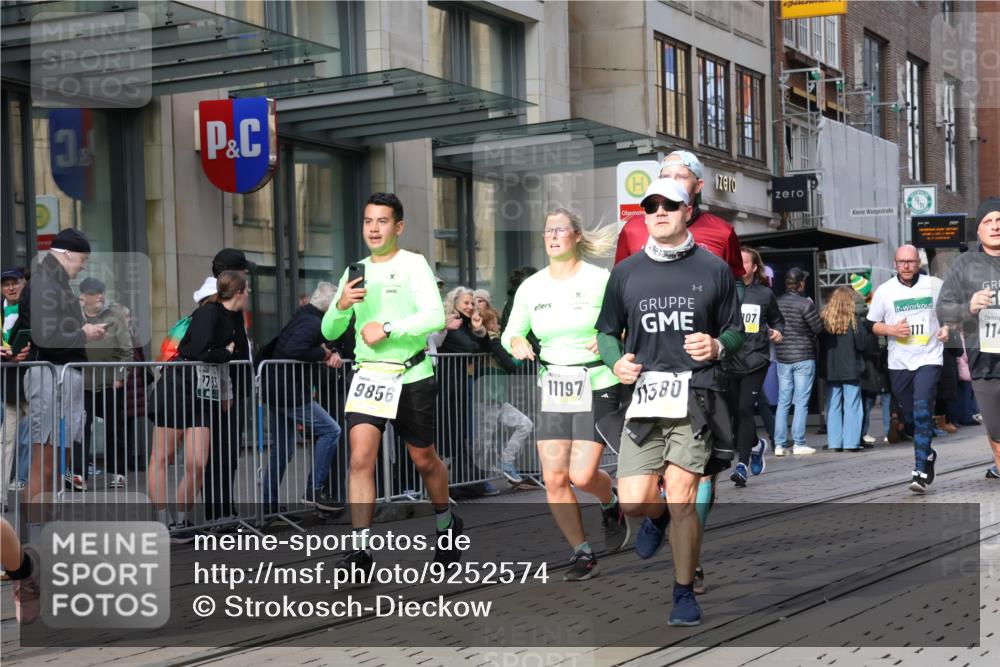 05.10.2025 - 20. swb-Marathon Bremen Strokosch-Dieckow http://msf.ph/oto/9252574 05.10.2025 10:55:14 Ziel 7165, 9195, 9197, 9350, 9492, 9514, 9621, 9720, 9722, 9856, 9882, 9902, 10088, 10107, 10111, 10195, 10256, 10260, 10262, 10287, 10323, 10475, 10745, 10755, 10757, 10800, 10909, 10970, 11025, 11081, 11115, 11197, 11380, 11431, 11586, 11588, 11624, 11702, 7165, 9195, 9197, 9350, 9492, 9514, 9621, 9720, 9722, 9856, 9882, 9902, 10088, 10107, 10111, 10195, 10256, 10260, 10262, 10287, 10323, 10475, 10745, 10755, 10757, 10800, 10909, 10970, 11025, 11081, 11115 meine-sportfotos.de