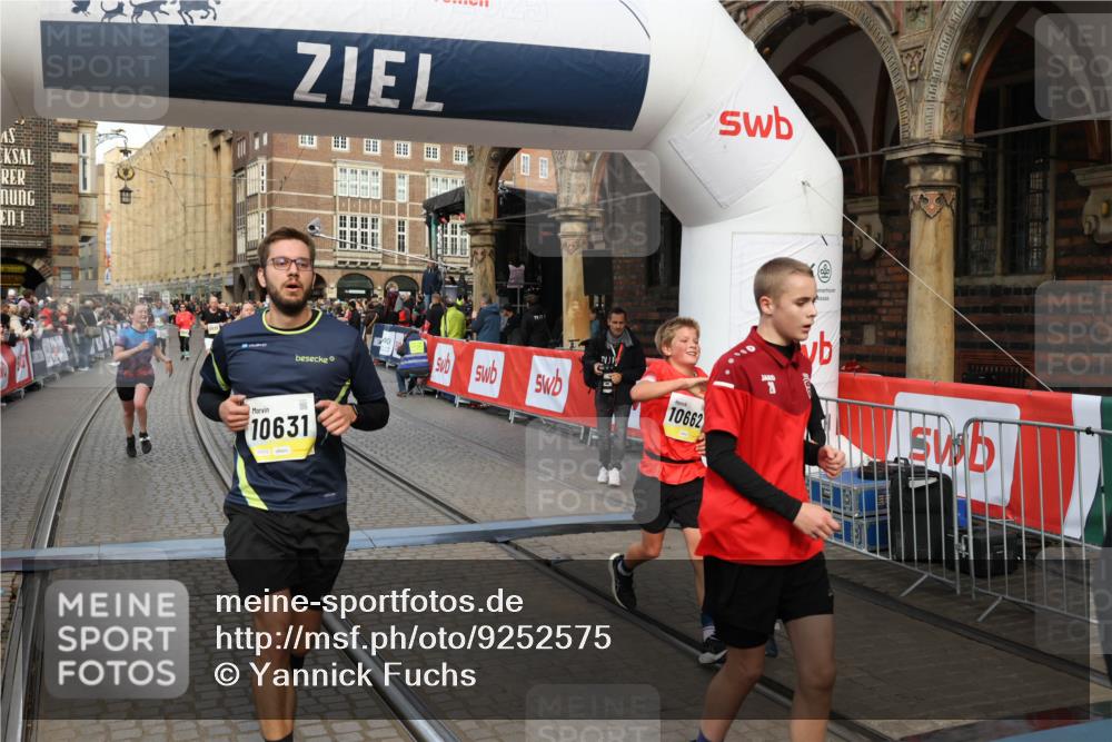 05.10.2025 - 20. swb-Marathon Bremen Yannick Fuchs http://msf.ph/oto/9252575 05.10.2025 10:54:13 Ziel 9313, 9520, 9807, 9835, 10019, 10075, 10631, 10662, 11151, 11303, 11339, 11347, 11432, 11593 meine-sportfotos.de