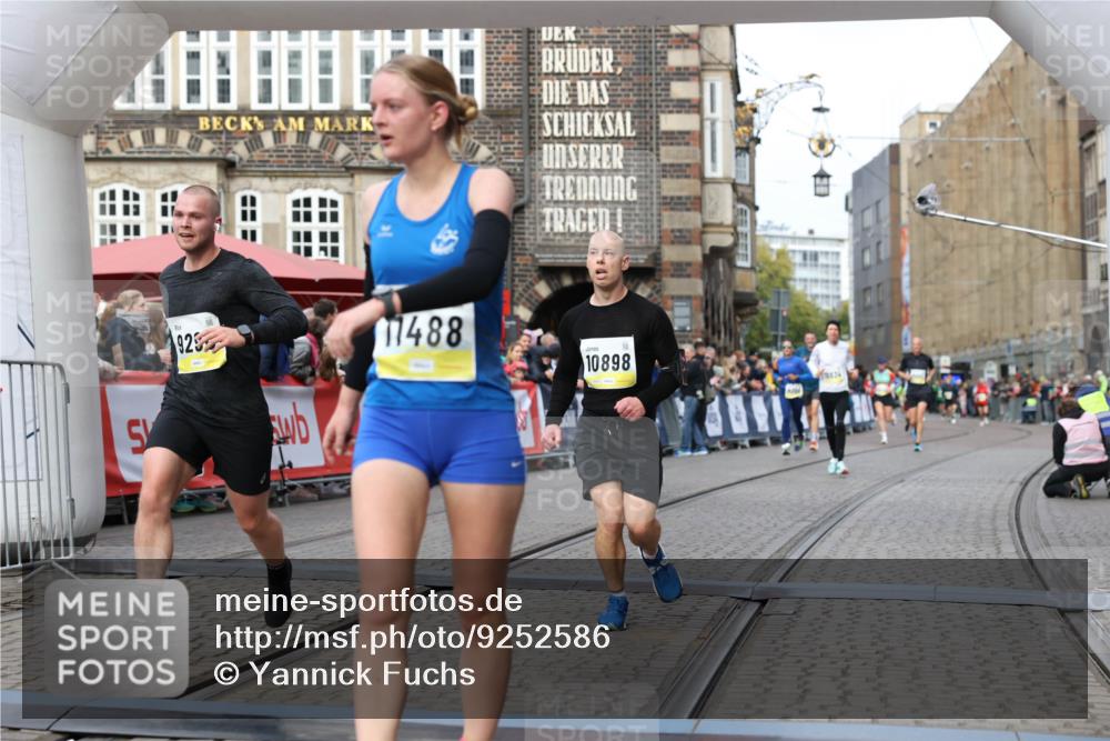 05.10.2025 - 20. swb-Marathon Bremen Yannick Fuchs http://msf.ph/oto/9252586 05.10.2025 10:45:24 Ziel 9290, 9963, 10431, 10634, 10822, 10898, 11488 meine-sportfotos.de