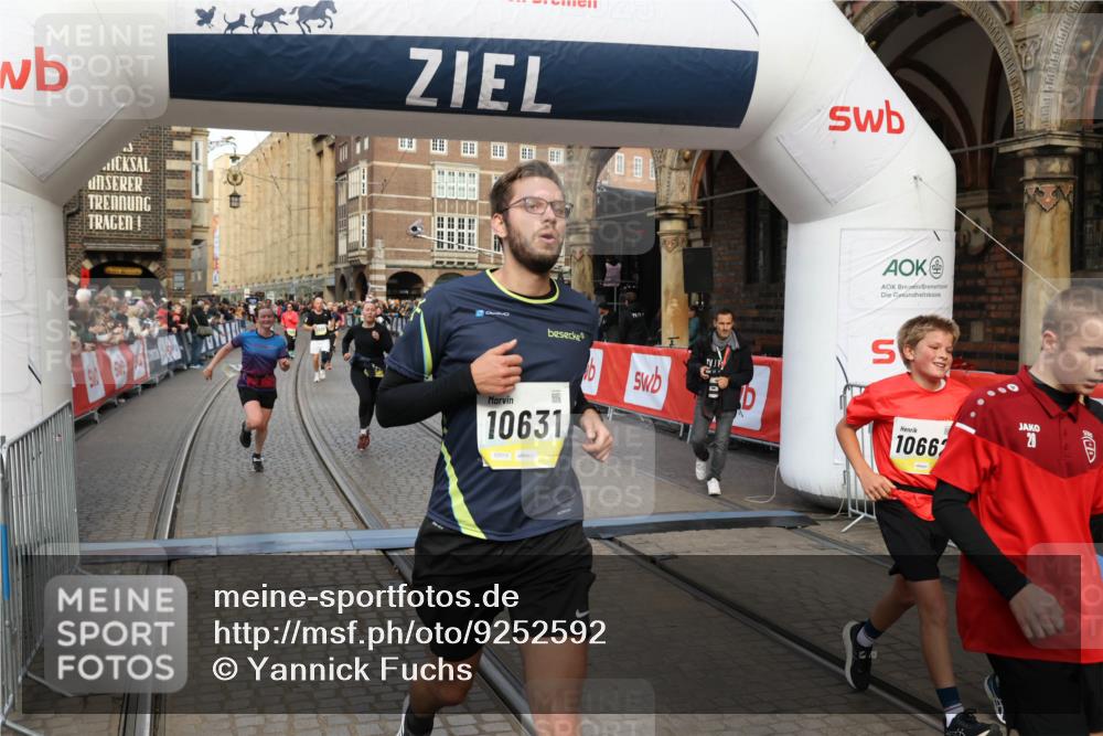 05.10.2025 - 20. swb-Marathon Bremen Yannick Fuchs http://msf.ph/oto/9252592 05.10.2025 10:54:14 Ziel 9520, 9807, 9835, 10019, 10075, 10631, 10662, 11151, 11303, 11339, 11347, 11432, 11593 meine-sportfotos.de