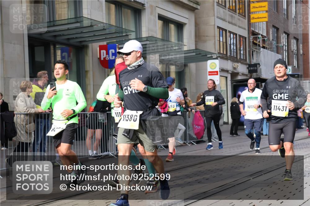05.10.2025 - 20. swb-Marathon Bremen Strokosch-Dieckow http://msf.ph/oto/9252599 05.10.2025 10:55:15 Ziel 7165, 9195, 9197, 9492, 9621, 9720, 9722, 9856, 9882, 9902, 10088, 10107, 10111, 10195, 10256, 10260, 10262, 10287, 10323, 10475, 10653, 10745, 10755, 10757, 10800, 10909, 11025, 11081, 11197, 11249, 11380, 11431, 11586, 11588, 11624, 7165, 9195, 9197, 9492, 9621, 9720, 9722, 9856, 9882, 9902, 10088, 10107, 10111, 10195, 10256, 10260, 10262, 10287, 10323, 10475, 10653, 10745, 10755, 10757, 10800, 10909, 11025, 11081, 11249 meine-sportfotos.de