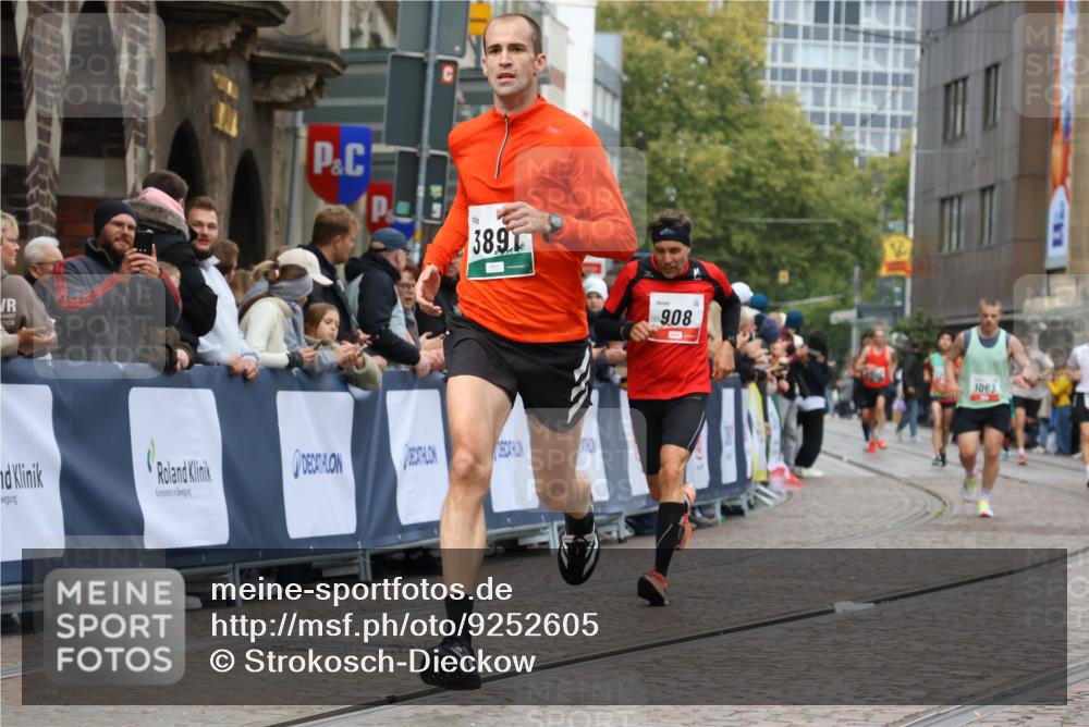 05.10.2025 - 20. swb-Marathon Bremen Strokosch-Dieckow http://msf.ph/oto/9252605 05.10.2025 12:50:51 Ziel 569, 908, 3891 meine-sportfotos.de